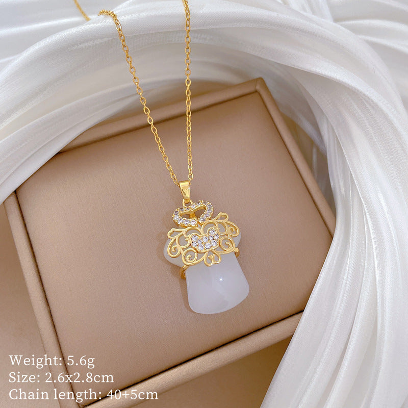 Halskæde med dekorativt vedhæng – F247