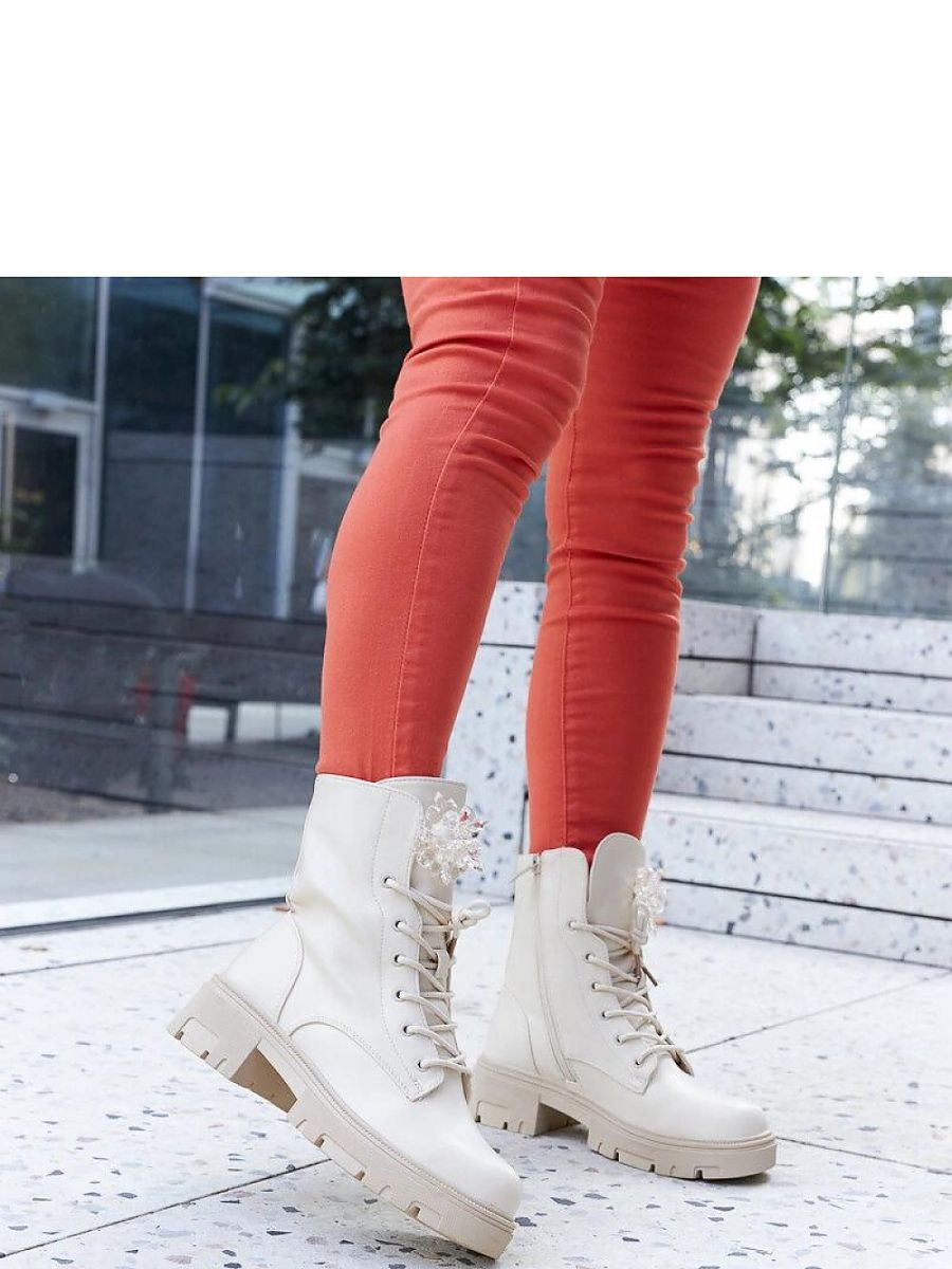Beige støvle med perle-detaljer