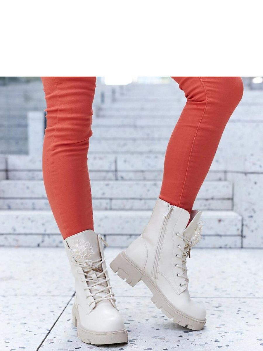 Beige støvle med perle-detaljer