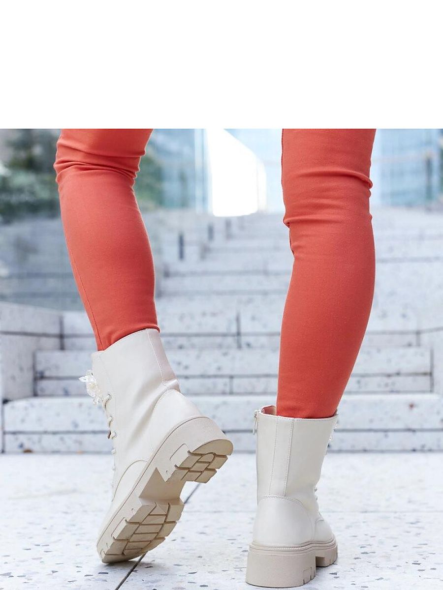 Beige støvle med perle-detaljer