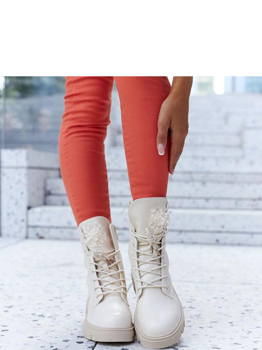 Beige støvle med perle-detaljer